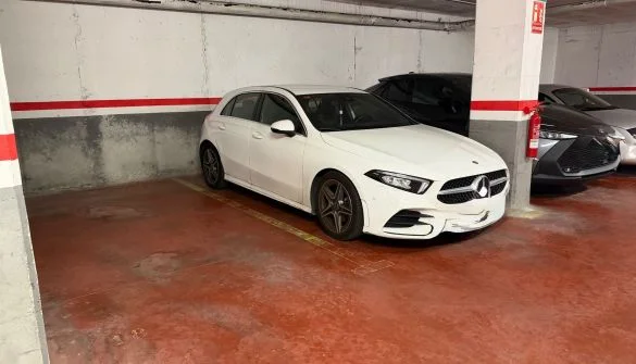 Plaza de garaje para coche grande en Vilassar