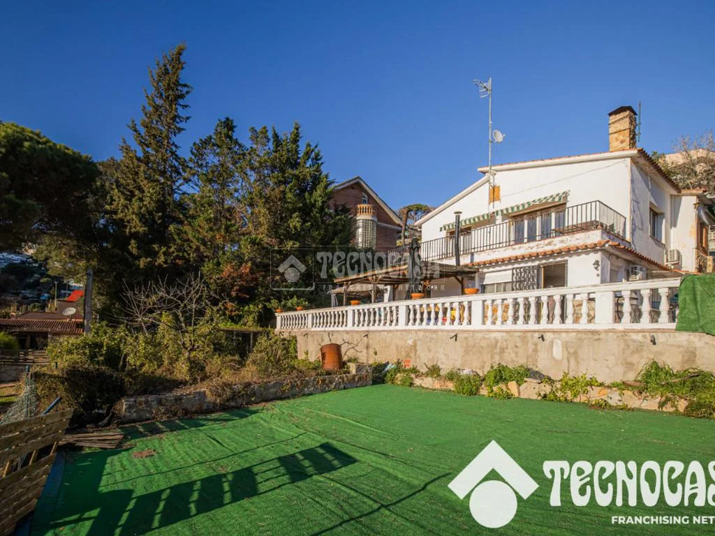 Casa con dos viviendas en parcela de 900 m²
