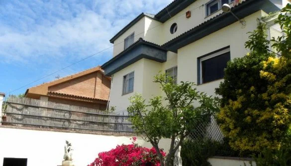 Chalet independiente de tres plantas con licencia turística