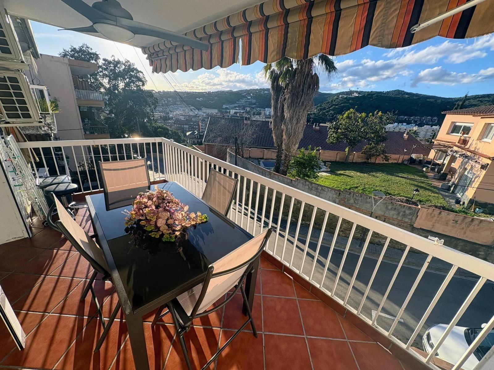 Refurbished three-bedroom flat near coast