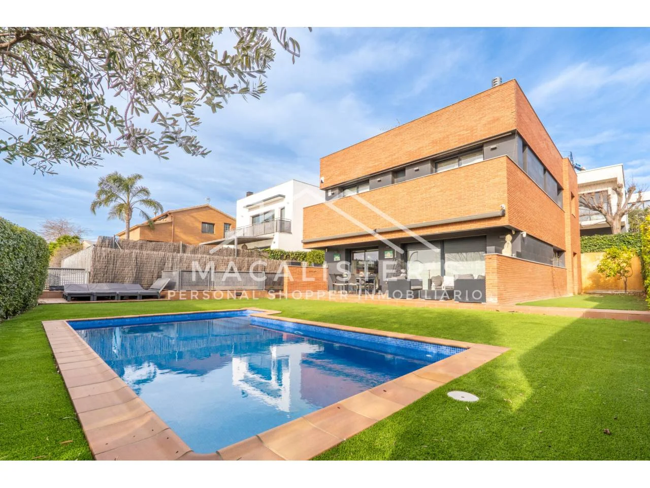 Detached sea-view house with private pool