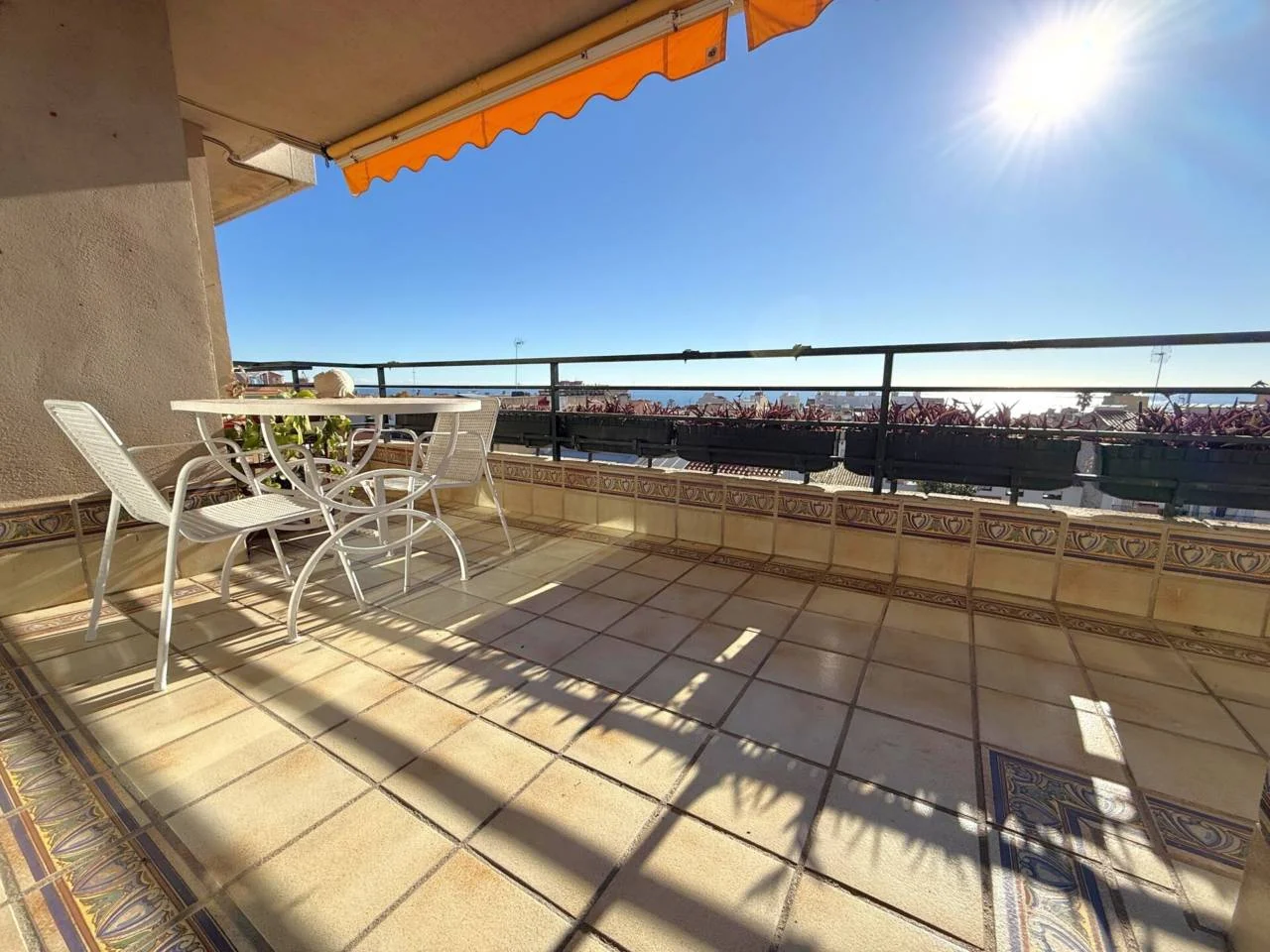 Piso con vistas al mar en Veral y terraza