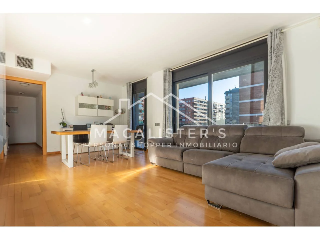 Nearly-new flat with communal pool