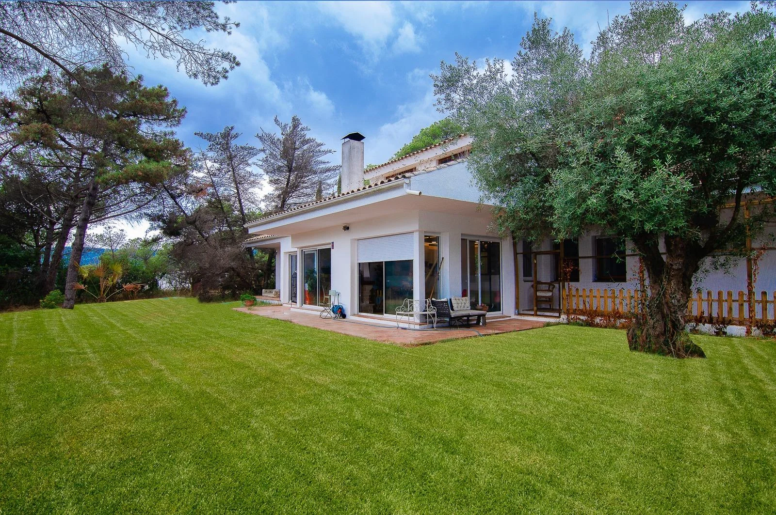 Casa grande con parcela extensa