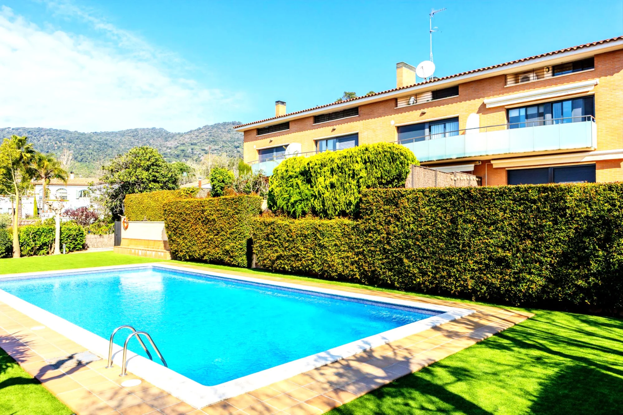 Townhouse with garden and communal pool