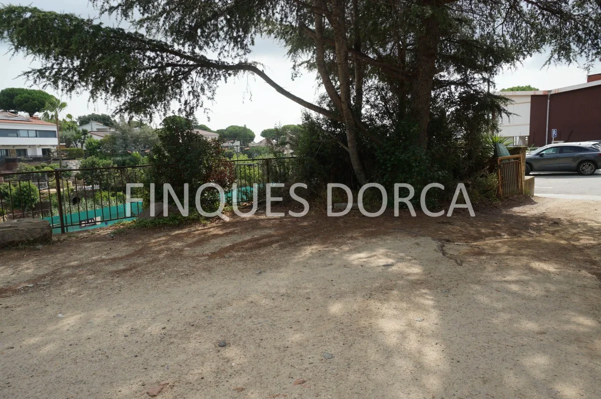 Developable Cabrils plot with sea views
