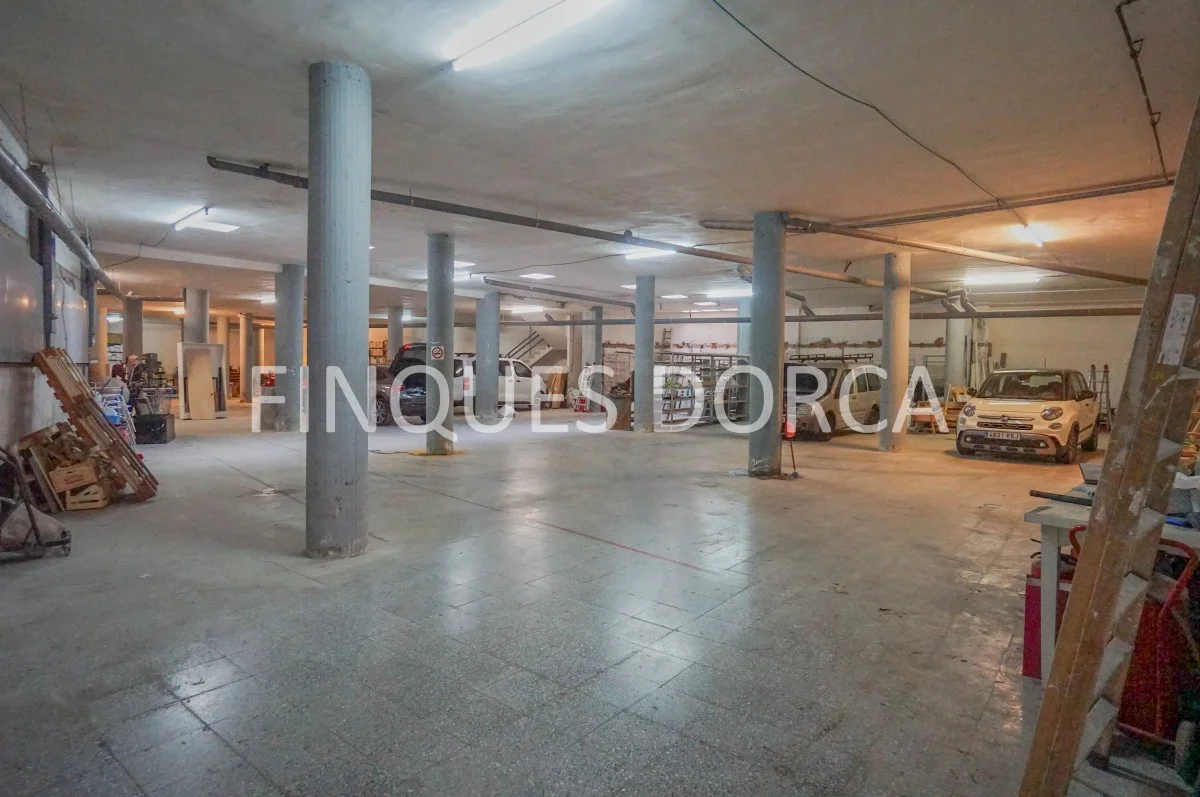 Gran local comercial de dos plantas en Mataró