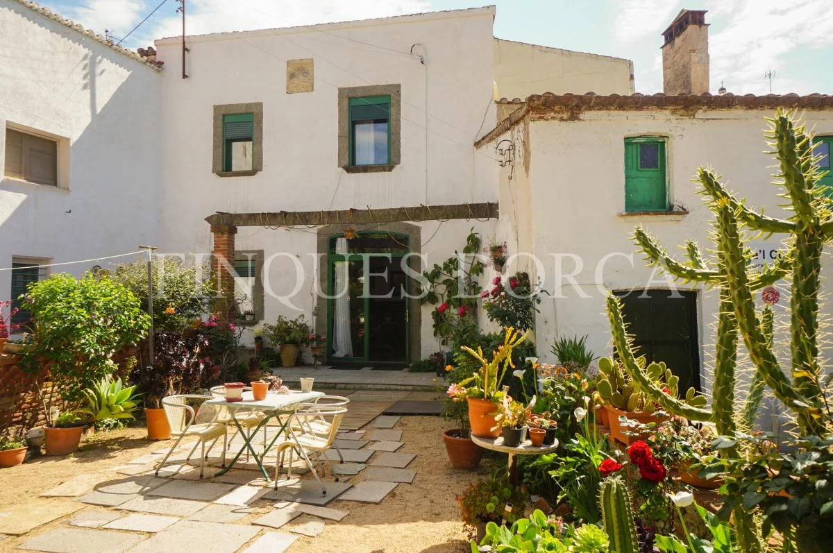 Historic Cabrils house with renovation potential