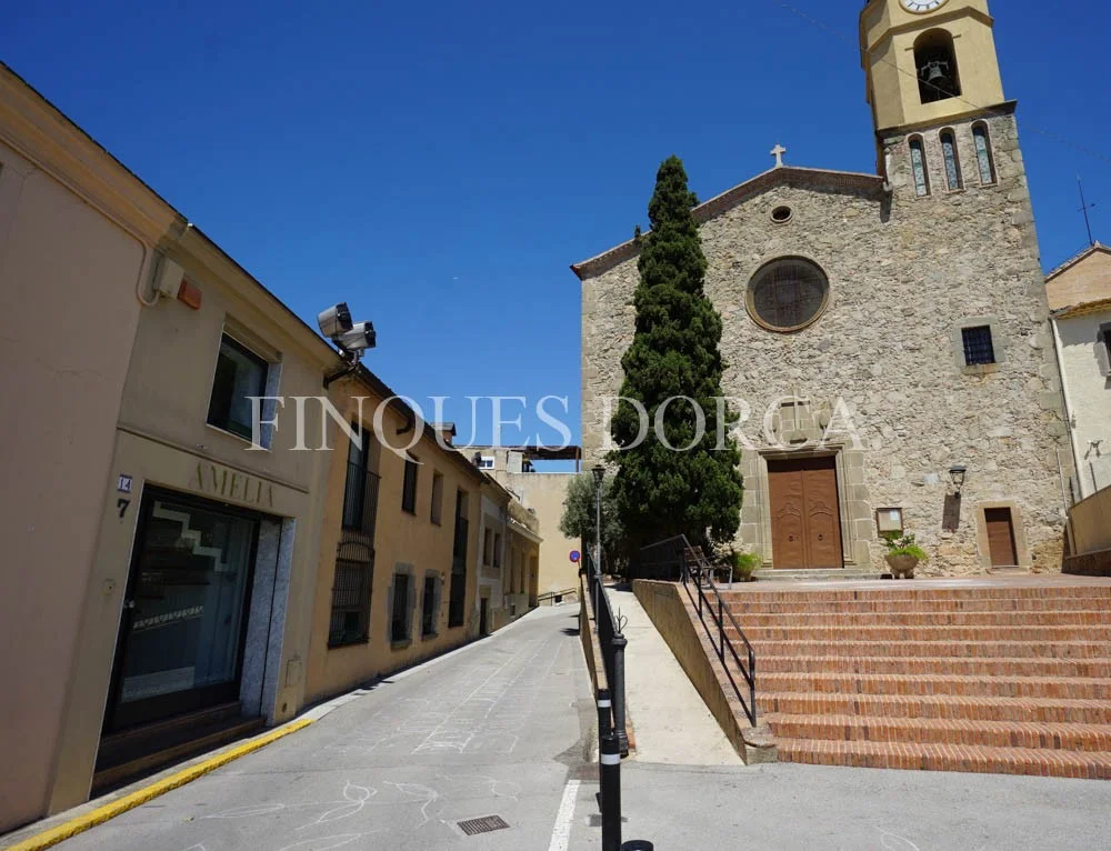 Cabrils town house with renovation upside