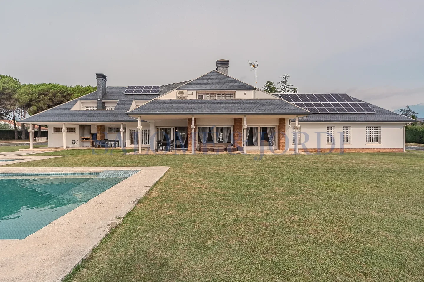 Large Cardedeu villa with pool