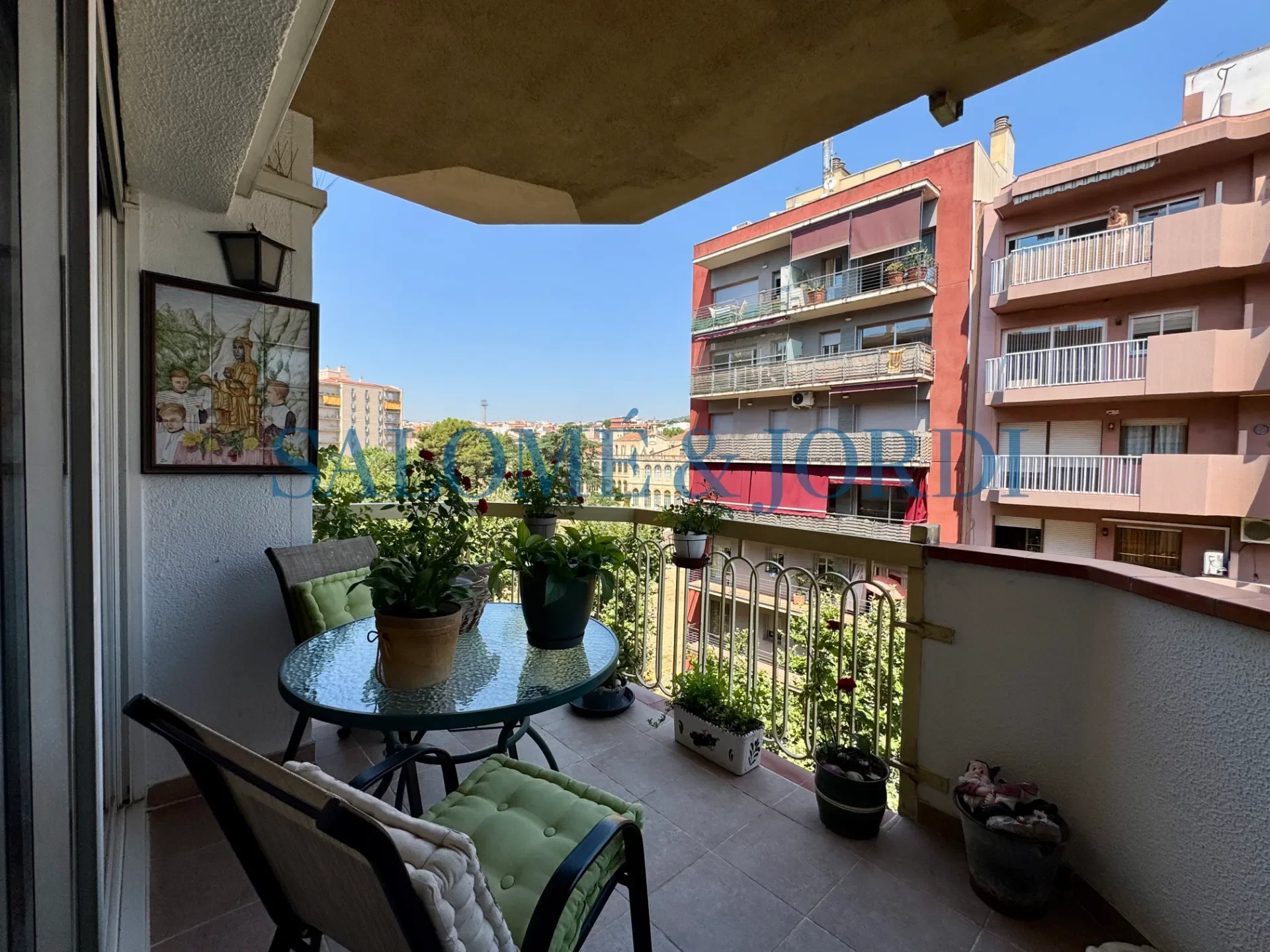 Spacious Mataró flat with four bedrooms