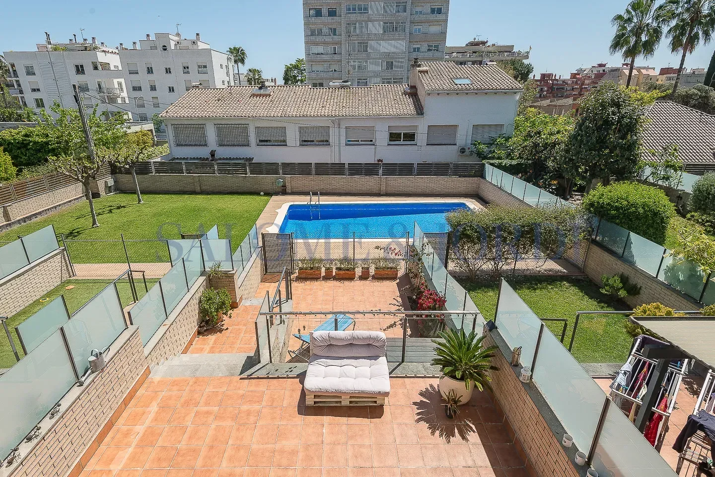 Amplia casa adosada con piscina y 5 habitaciones