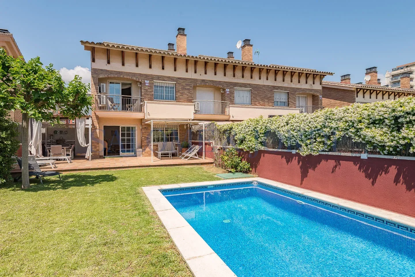 Corner townhouse with private pool