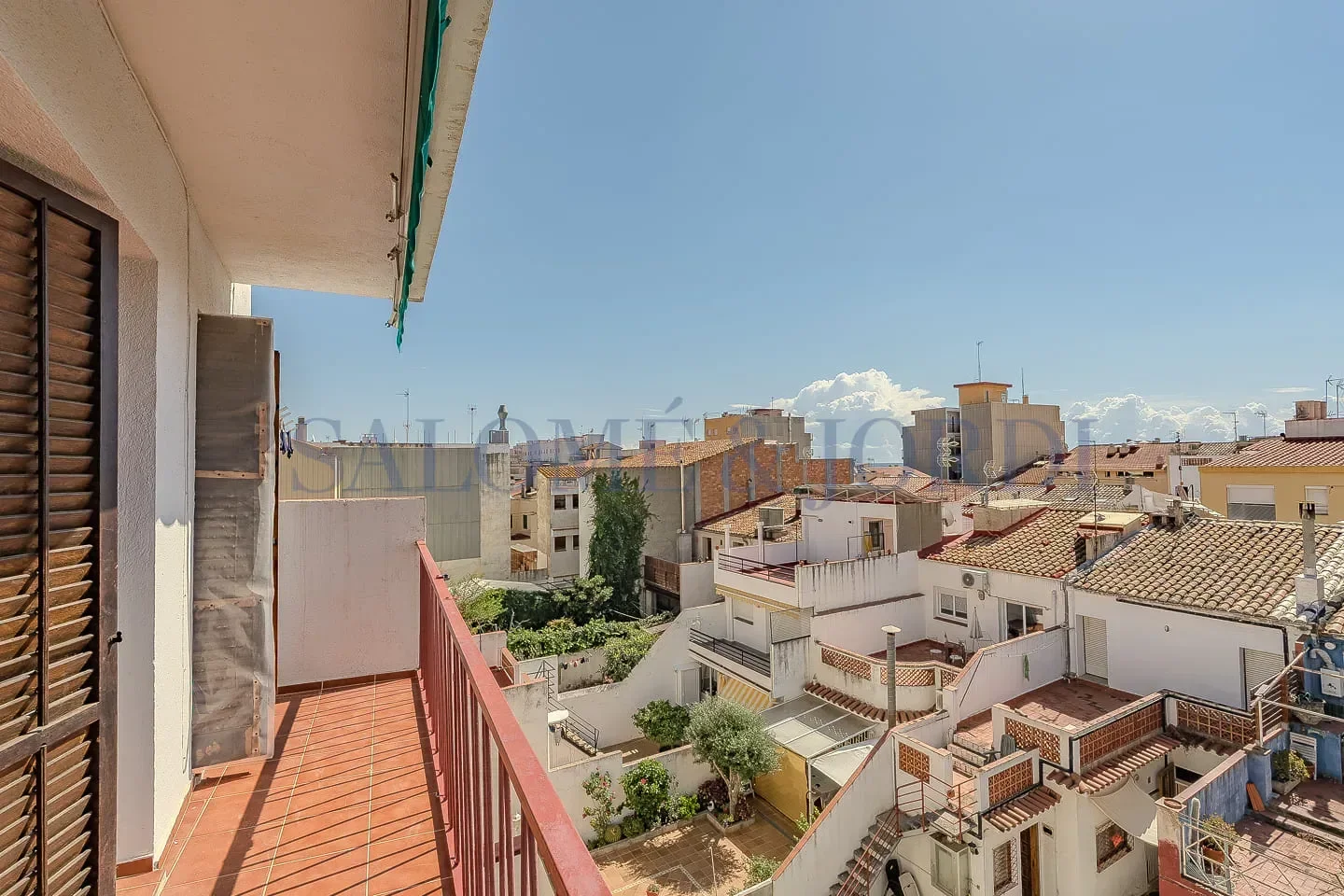 Casa adosada vendida de tres plantas con vistas al mar