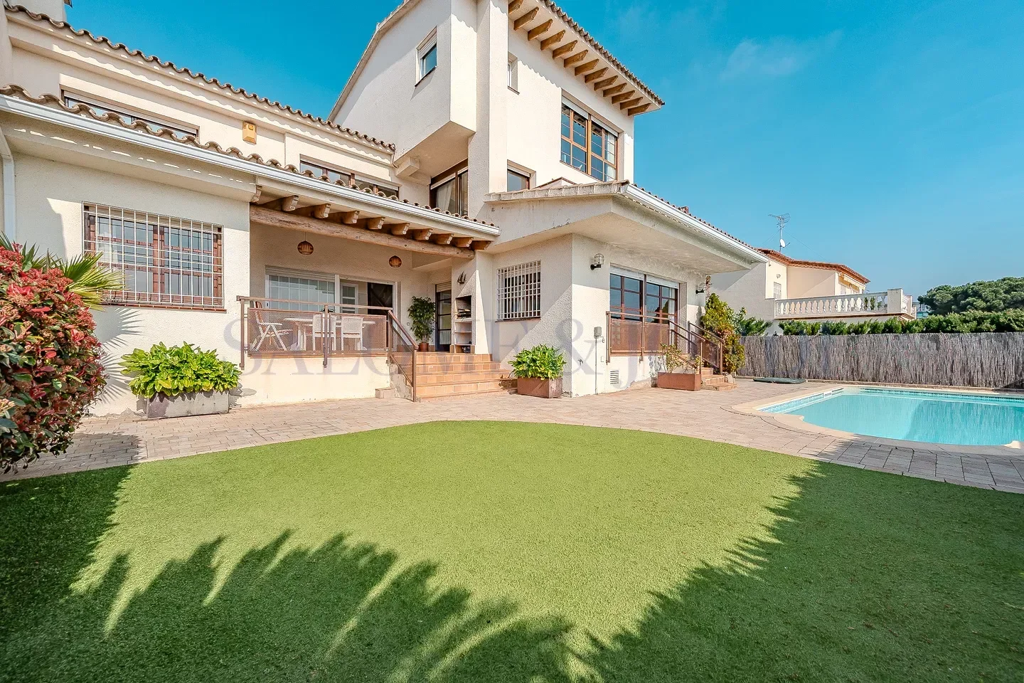Casa pareada con piscina y vistas al mar
