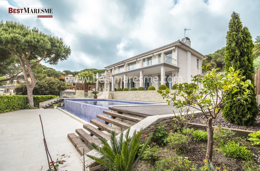 Luxury Cabrils house with sea views