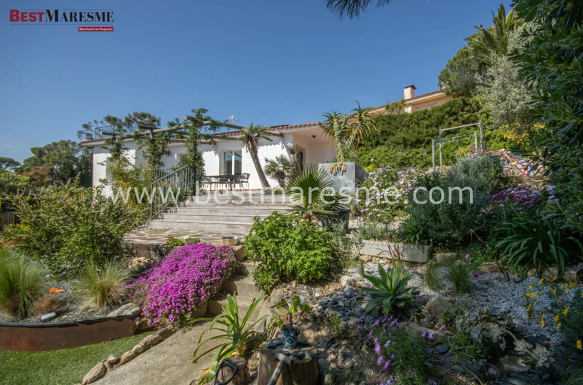 Casa de una planta en Cabrils con vistas al mar