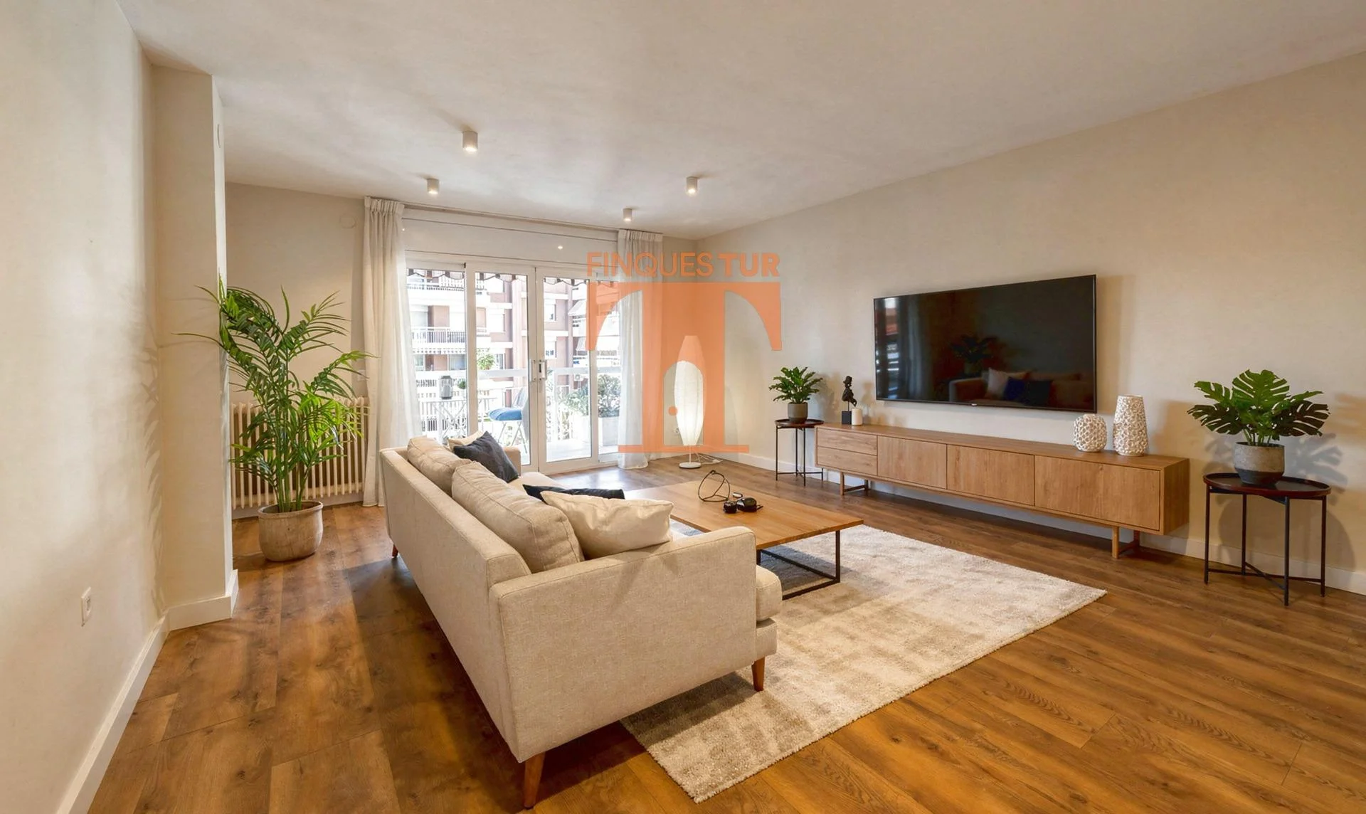 Refurbished Centro flat, four bedrooms