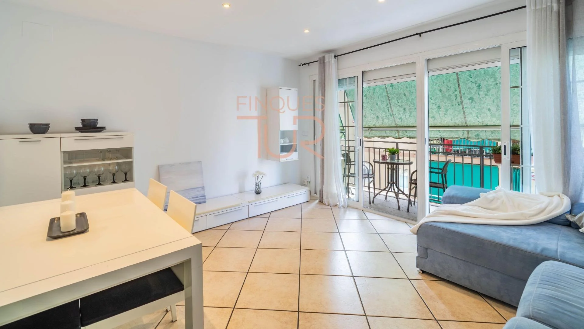 Refurbished four-bedroom flat near coast