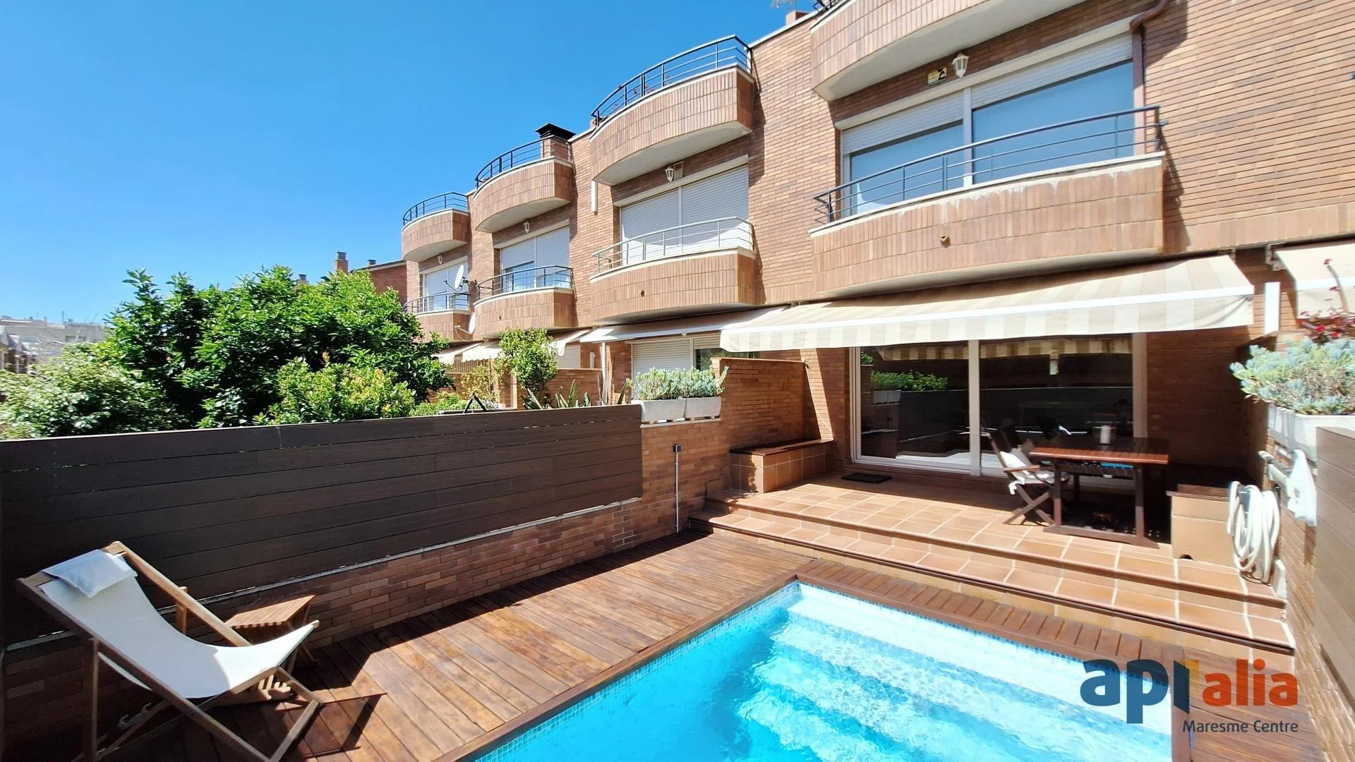 Amplia casa adosada con piscina privada