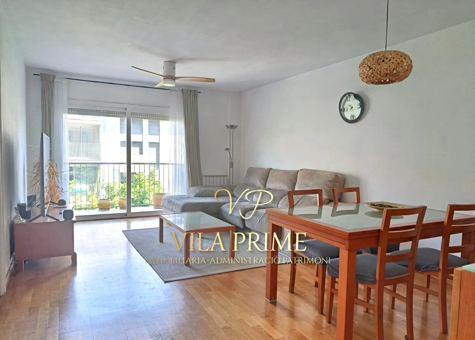 Piso de cuatro dormitorios con terraza en Peramas