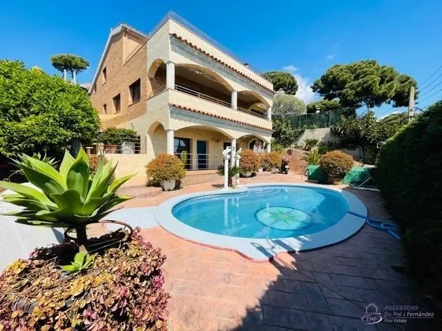 Five-bedroom villa with heated pool