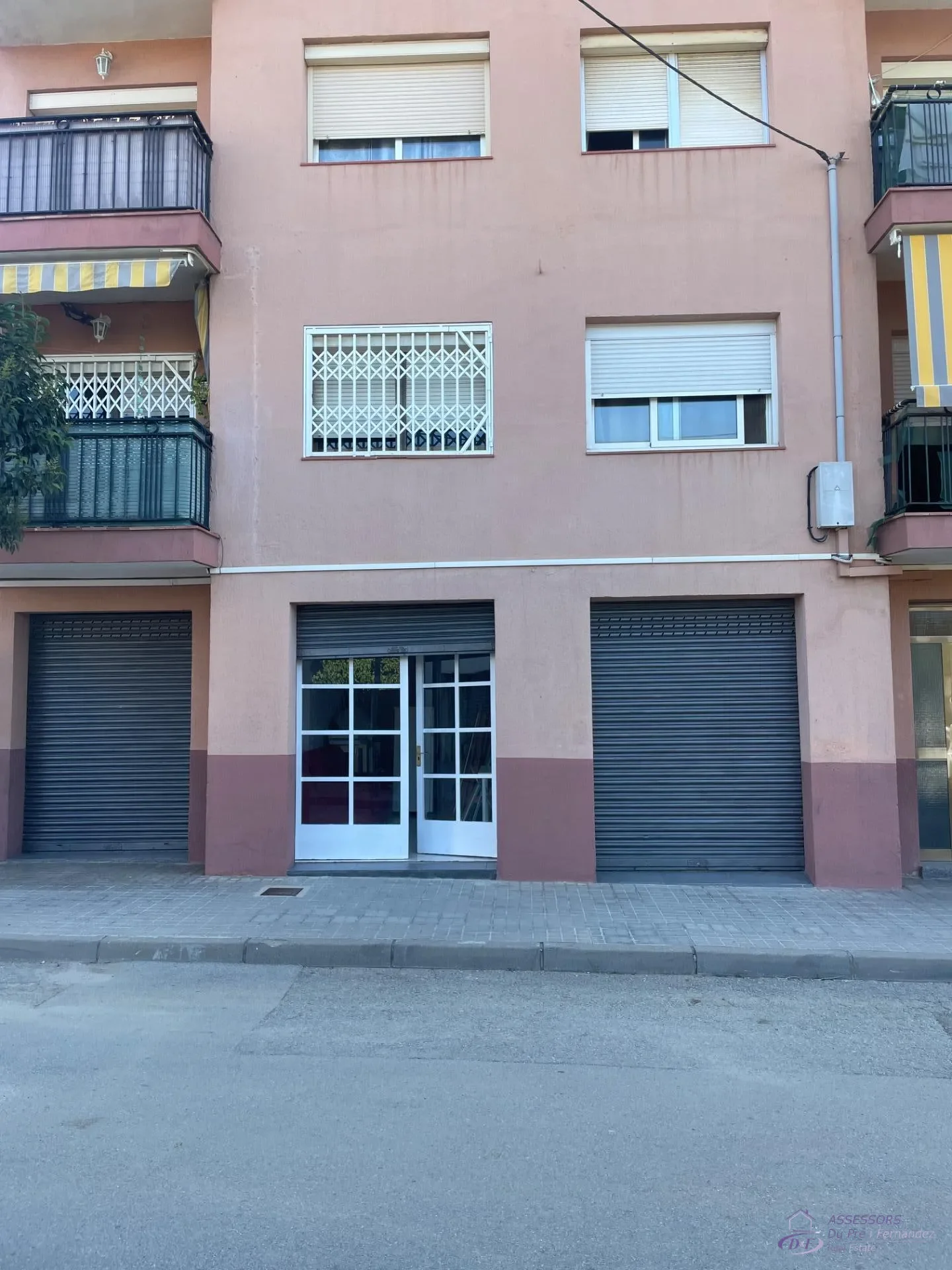 Flexible commercial premises with vehicle access