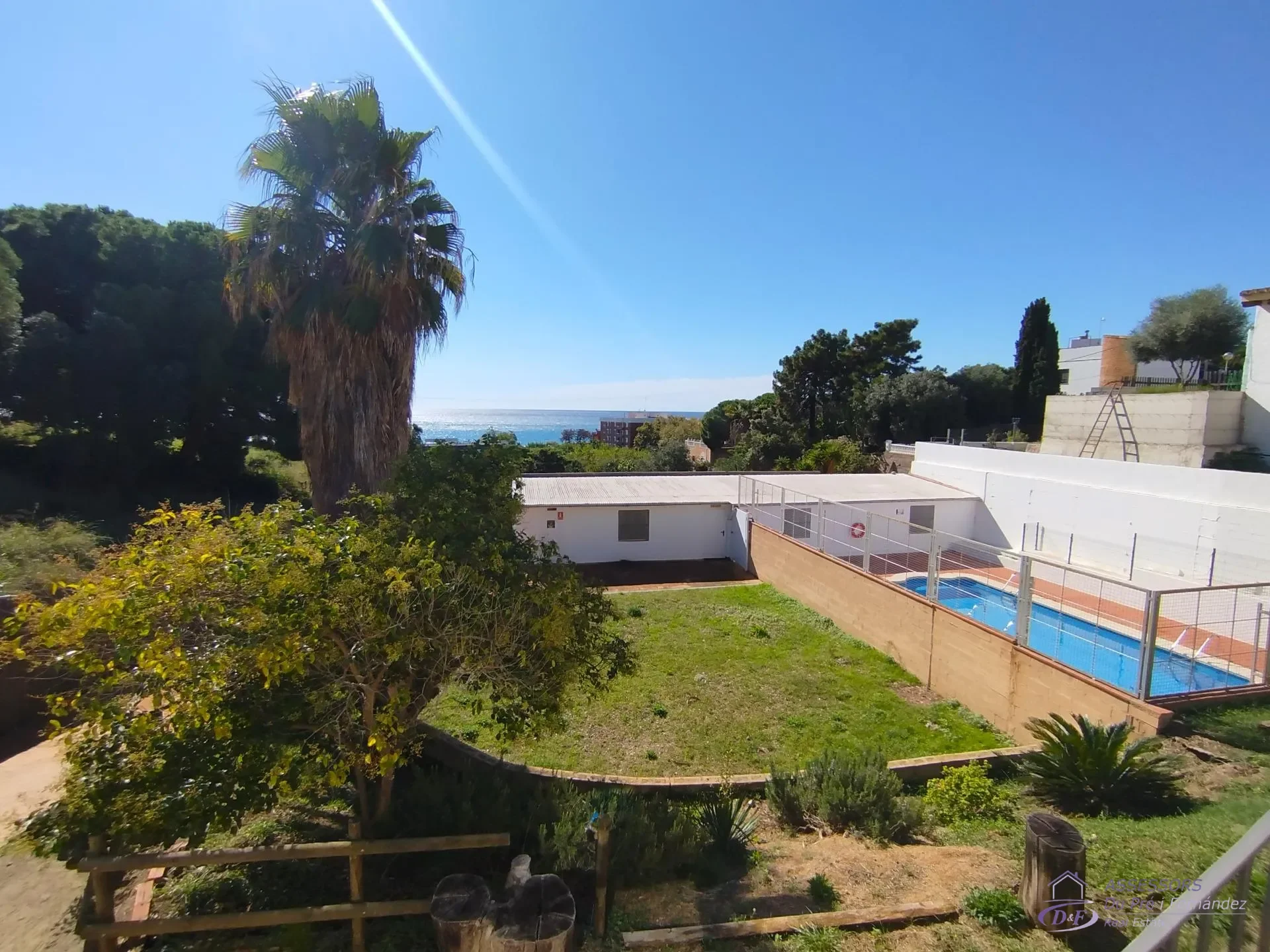 Finca costera con varios edificios y piscina