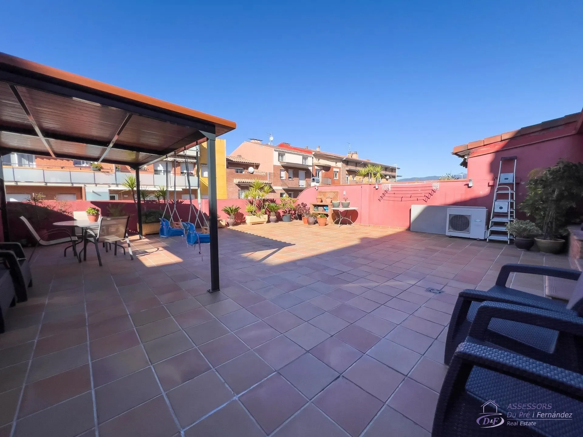 Vivienda en planta baja con terraza de 140 m²