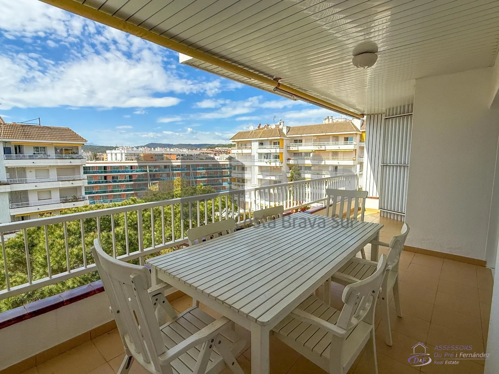 Renovated Fenals flat with sea views