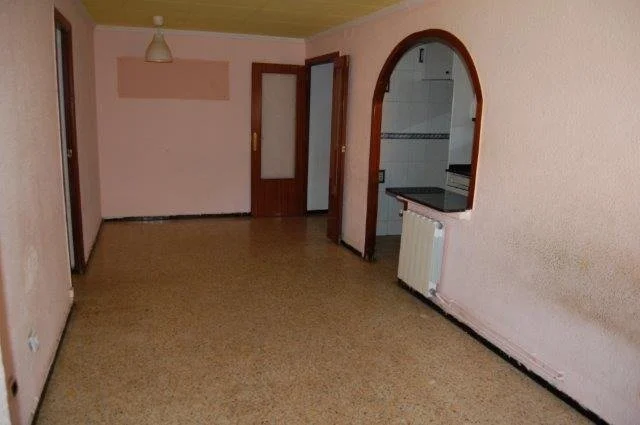 Piso parcialmente reformado de tres dormitorios