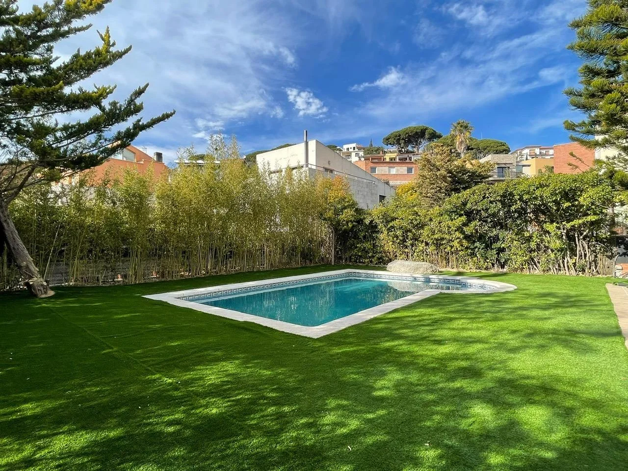 Gran casa seminueva con vistas al mar