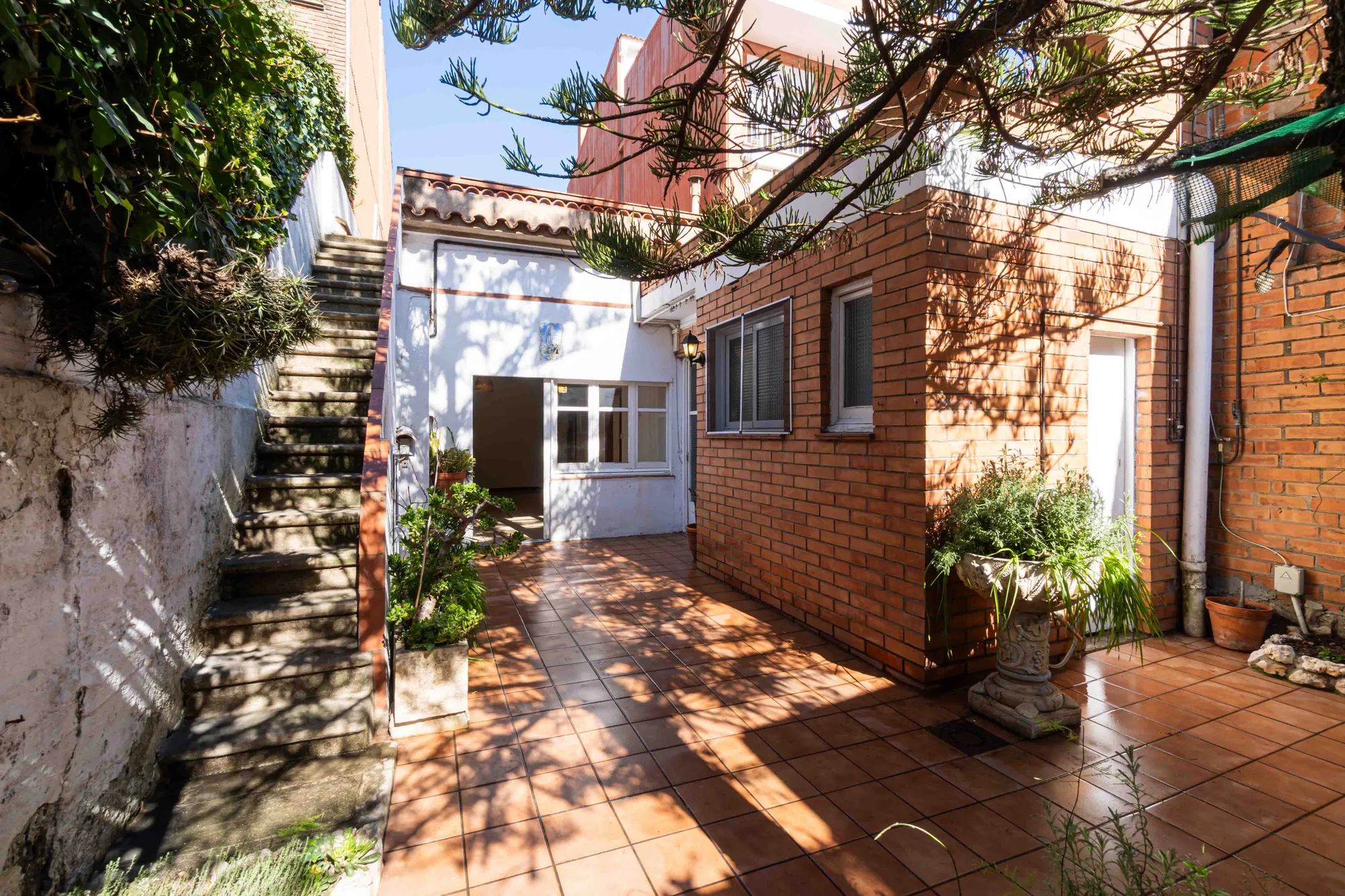 Casa de una planta con patio en Sant Feliu