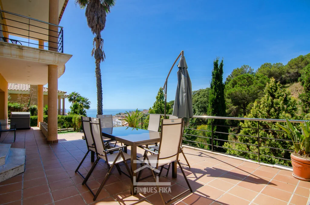 Chalet costero amplio con potencial de reforma