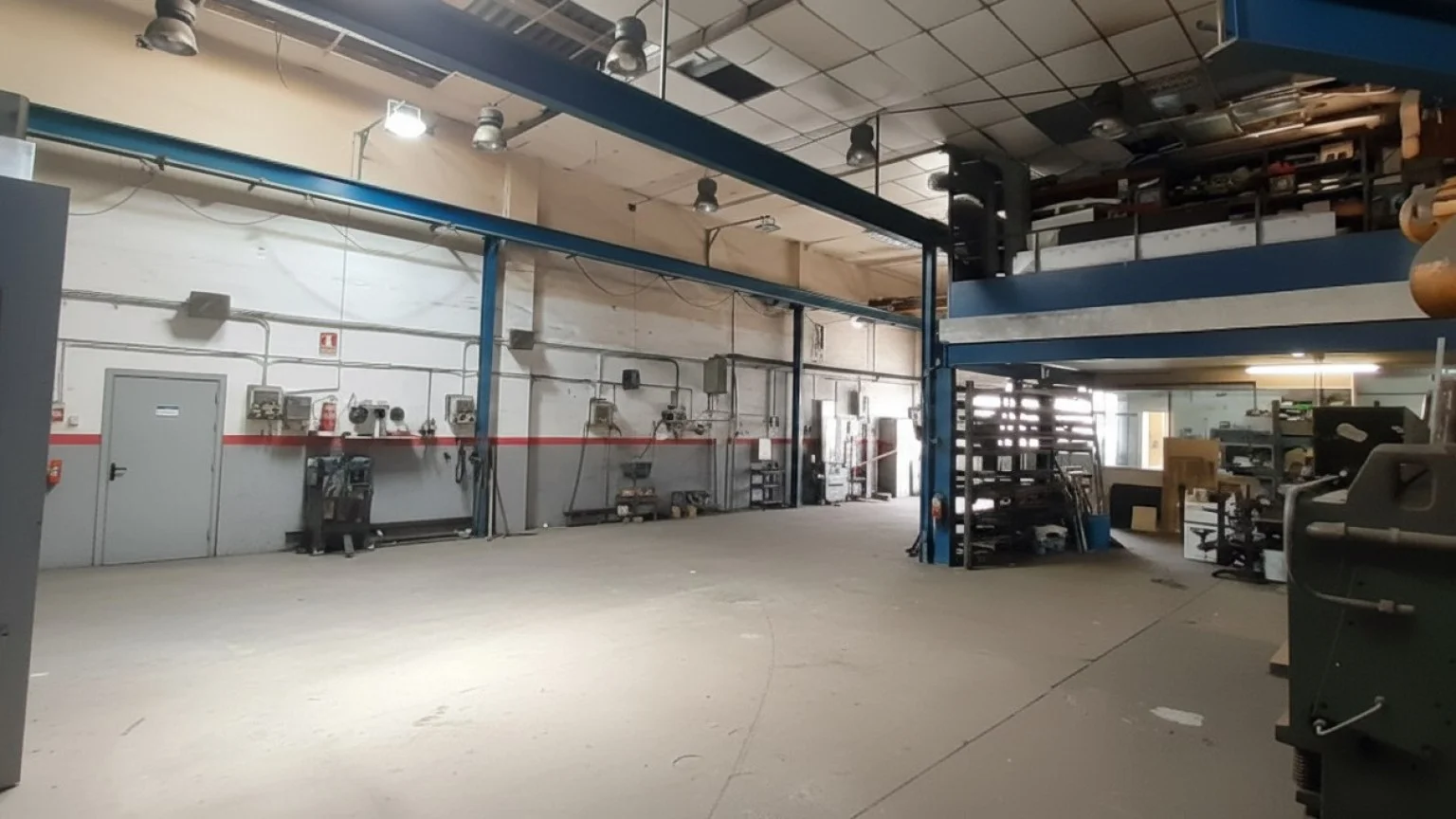 Industrial warehouse with crane in Premià