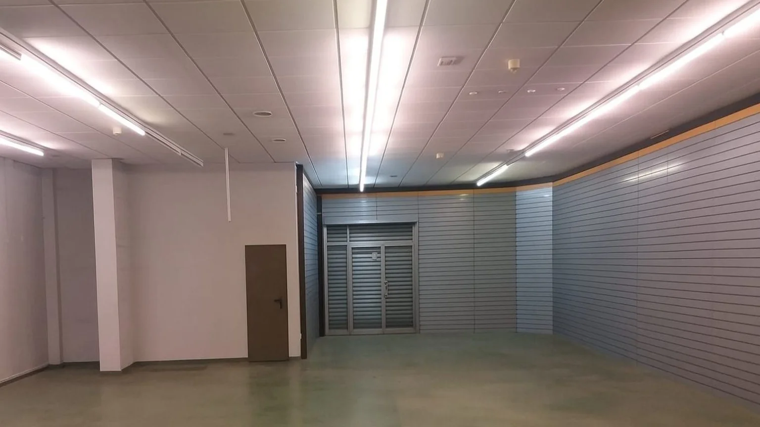 Industrial warehouse with equipped offices