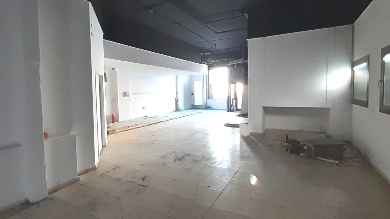 Nave industrial con patio privado de 450m²