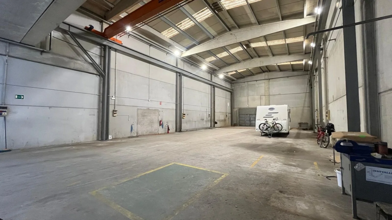 Nave industrial con puente grúa y patios