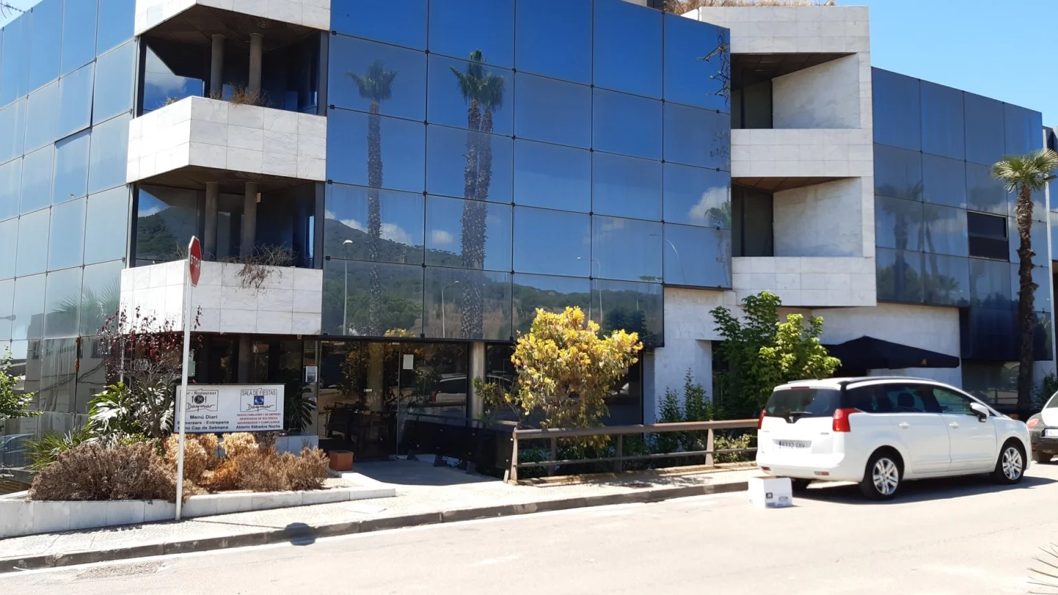 Edificio corporativo con visibilidad