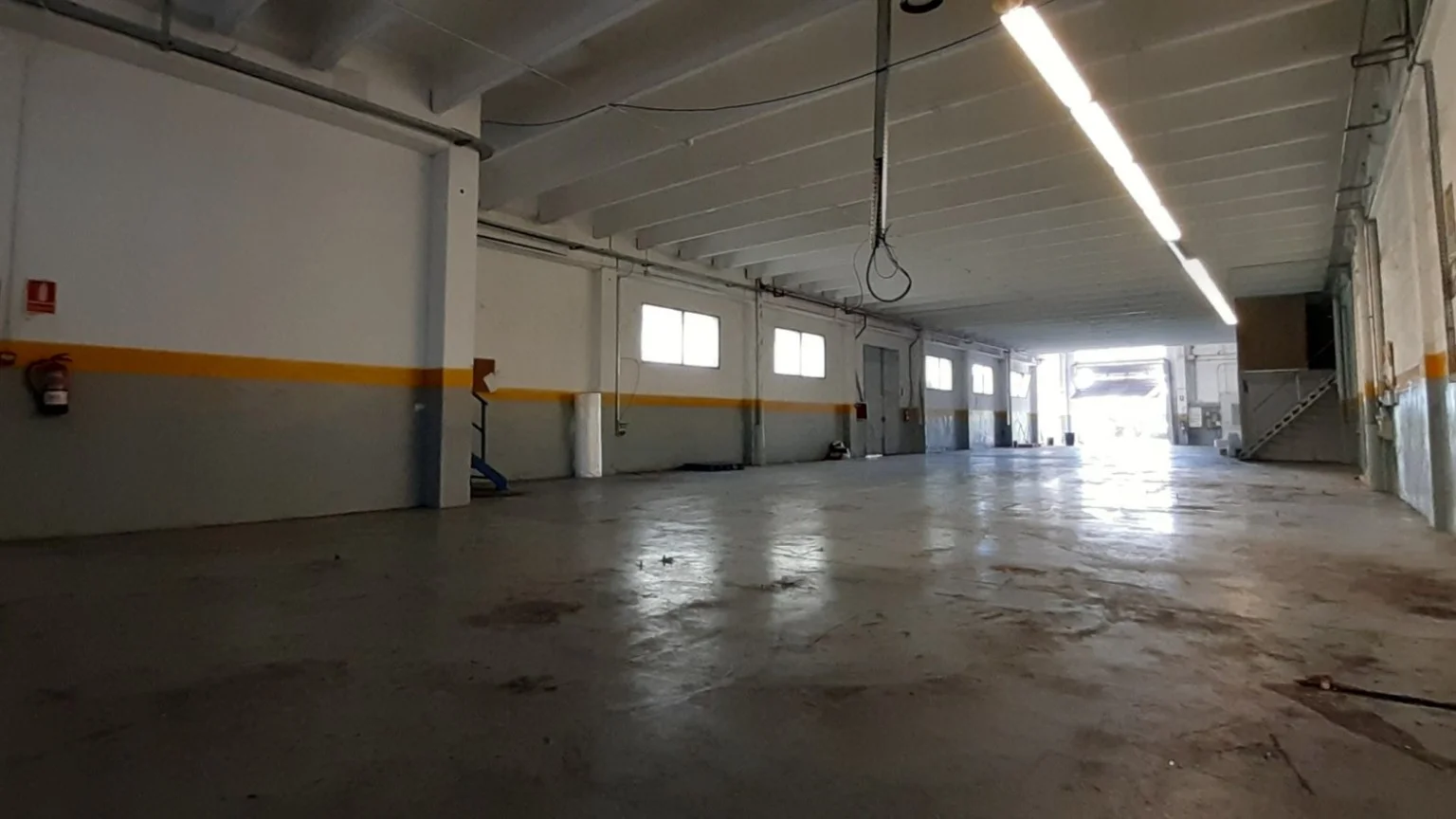 Nave industrial esquinera de 1.074 m²