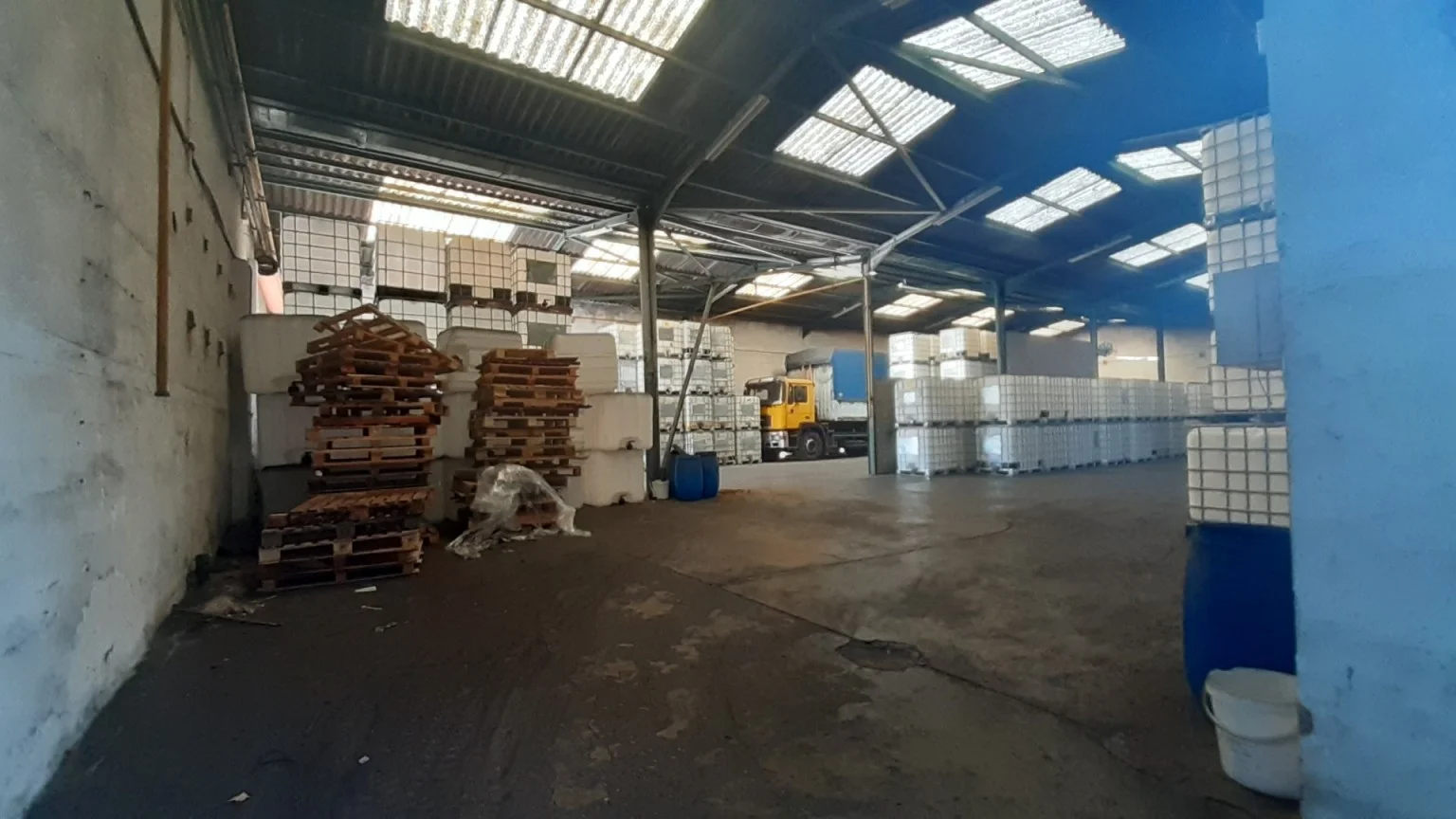 Nave industrial con gran patio