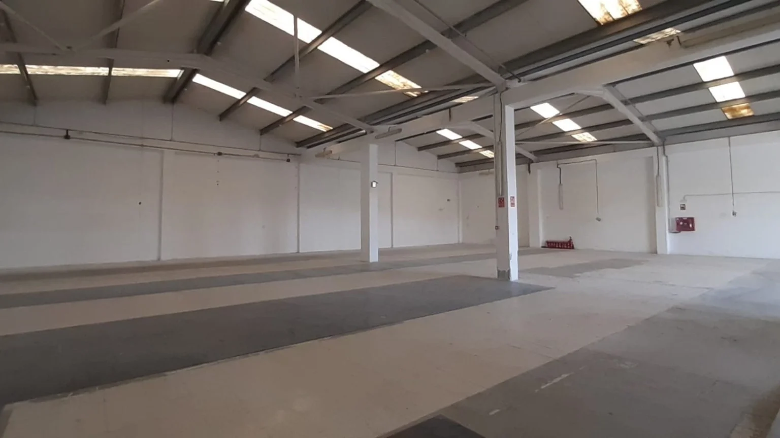 Corner industrial unit with private yard