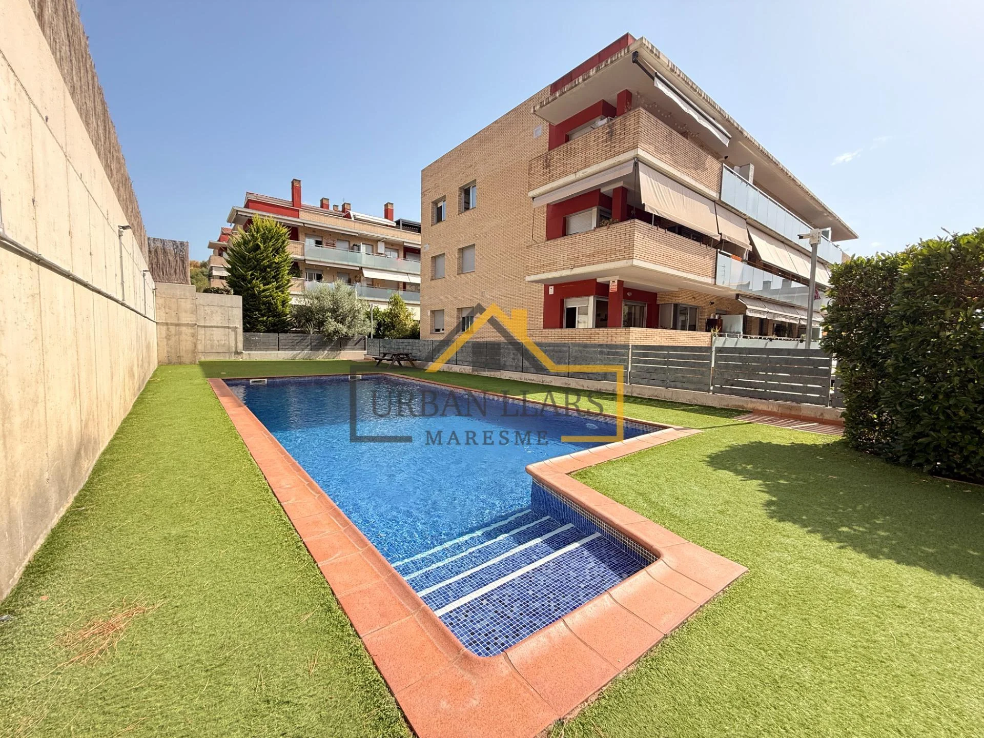 Three-bedroom coastal flat with pool