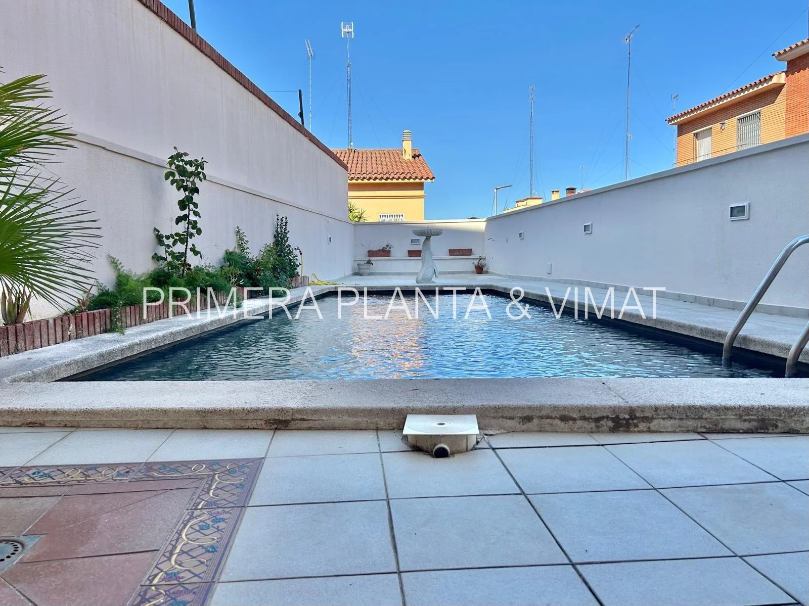 Good-condition house with private pool