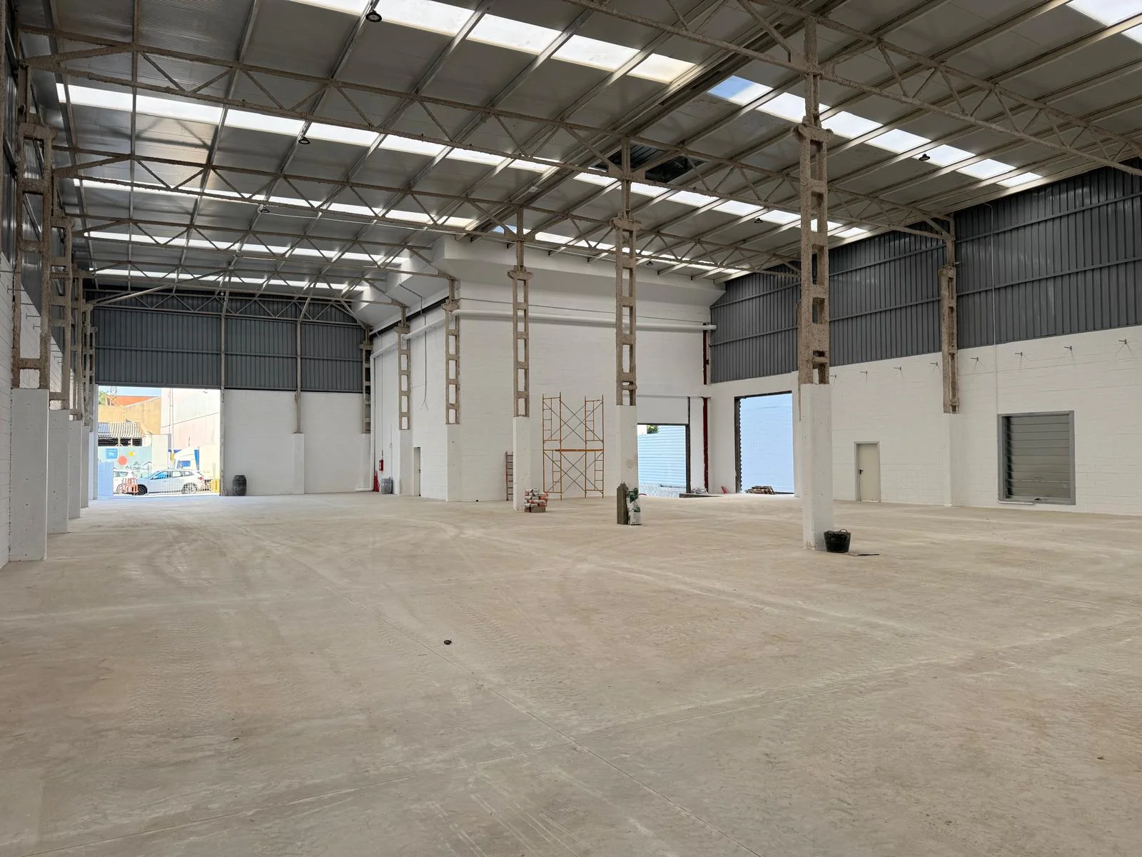 Nave industrial reformada en La Llagosta