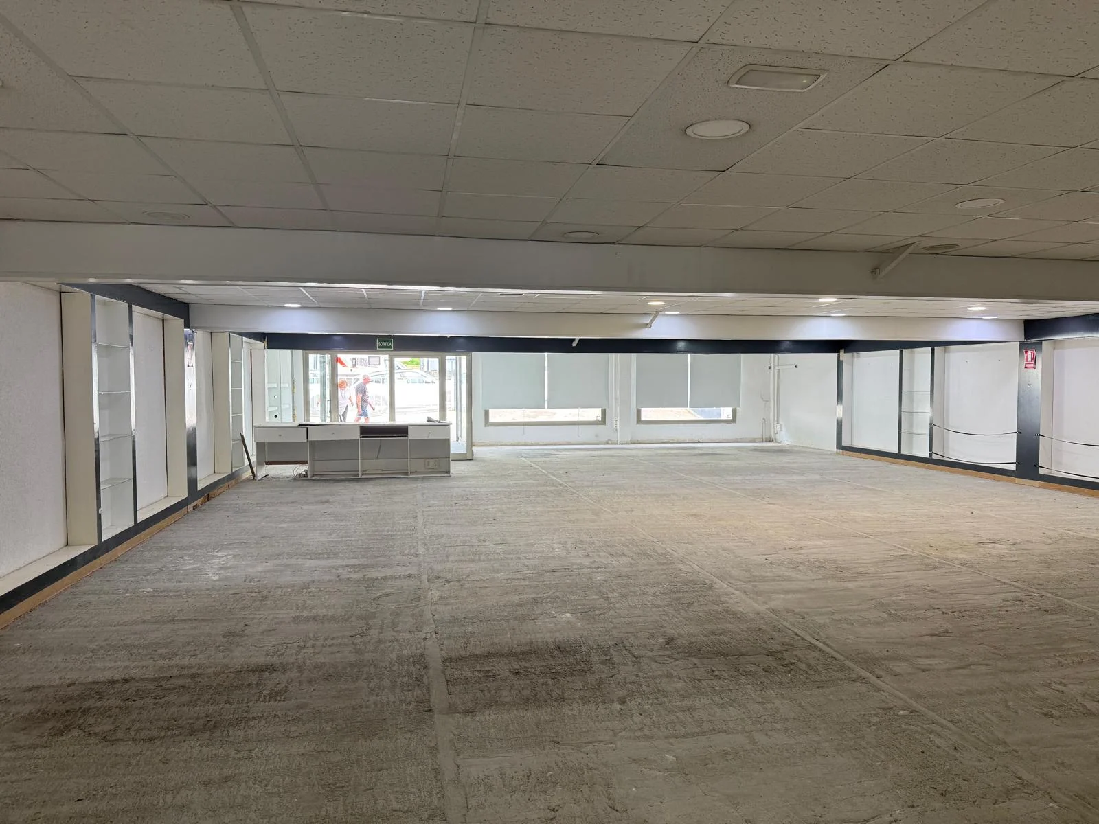 Nave industrial de dos plantas con showroom