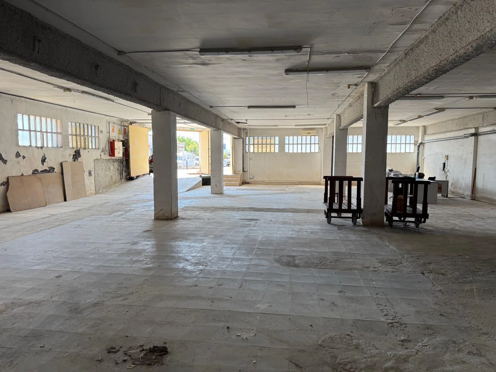 Corner industrial unit, 630 m²