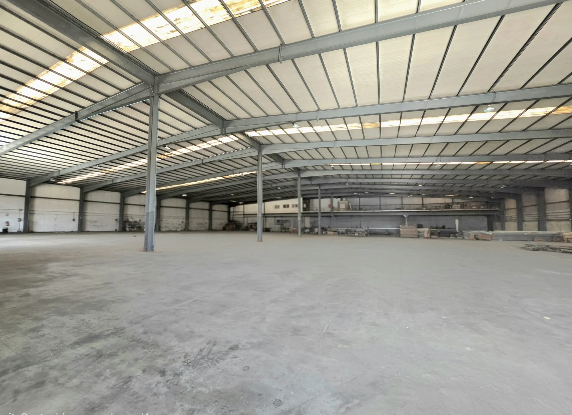 Nave industrial con acceso logístico