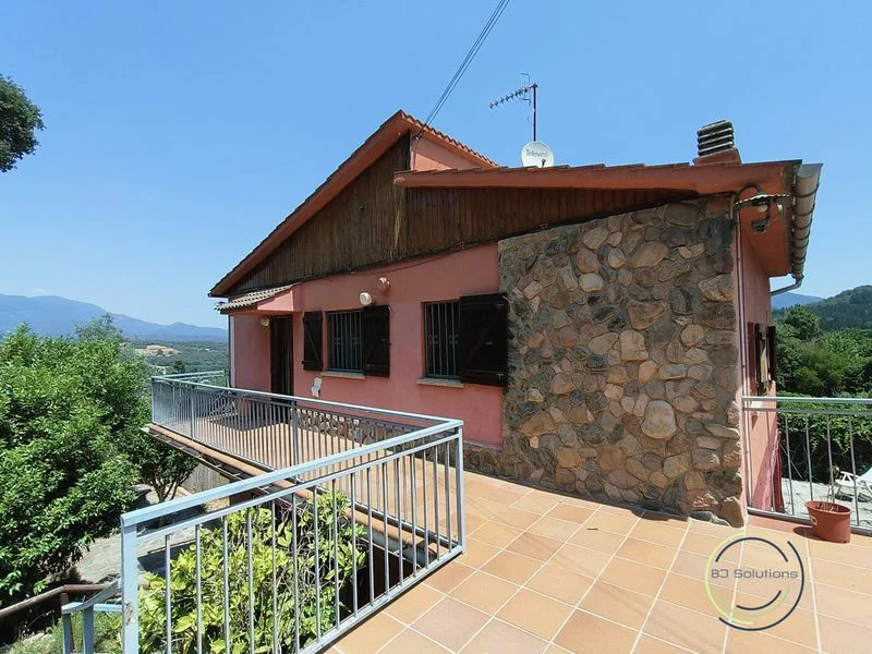 Dual-home house near Montseny