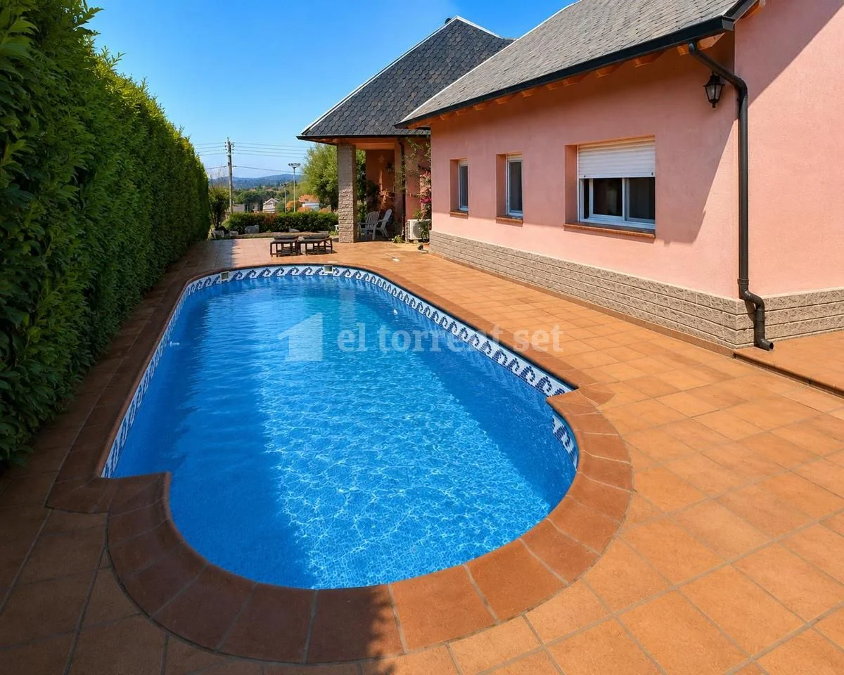 Chalet de tres dormitorios en Can Miret con piscina
